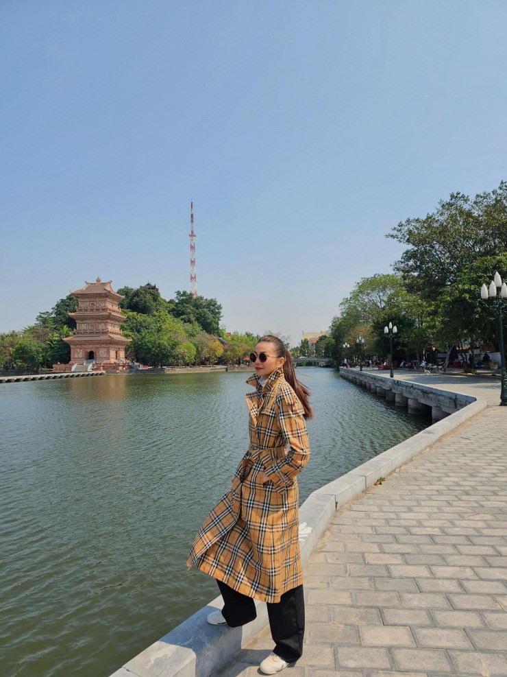 Người đẹp trở về Việt Nam và có chuyến công tác ra Ninh Bình.