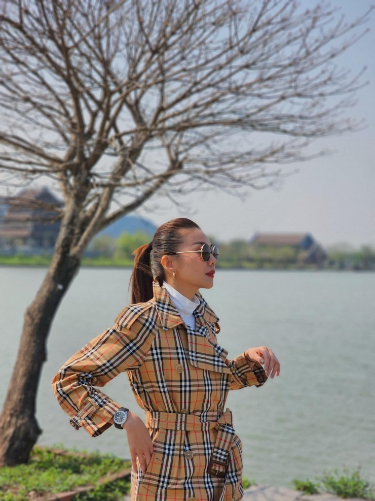 Người đẹp trở về Việt Nam và có chuyến công tác ra Ninh Bình.