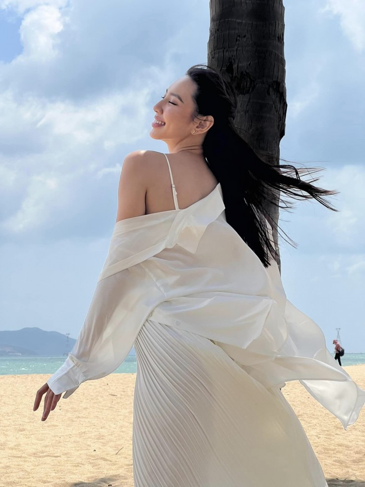 Thuỳ Tiên du lịch ở các bãi biển Nha Trang, Quy Nhơn.