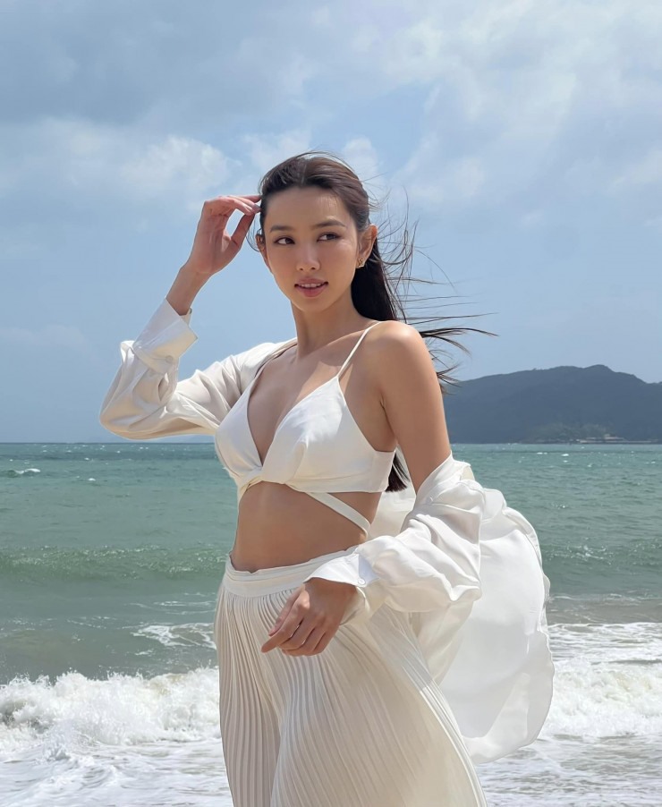 Thuỳ Tiên du lịch ở các bãi biển Nha Trang, Quy Nhơn.