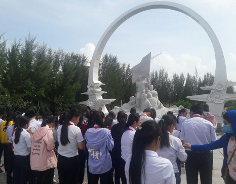 Học sinh dâng hương lên các liệt sĩ ở Khu tưởng niệm Gạc Ma (xã Cam Hải Đông, huyện Cam Lâm, tỉnh Khánh Hòa). Ảnh: Nguyễn Văn Lực