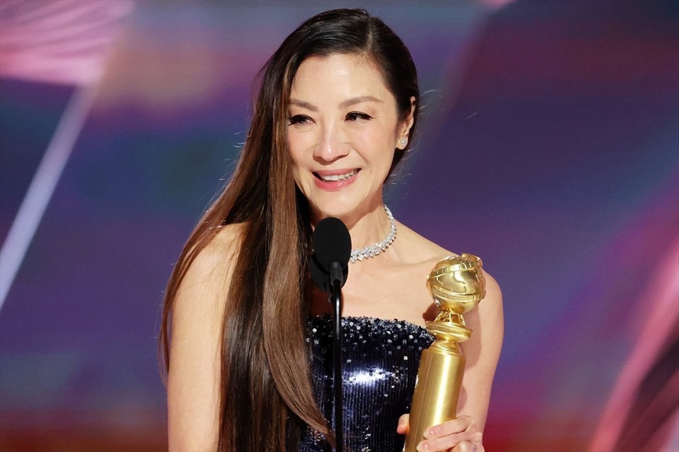 Dương Tử Quỳnh nhận giải thưởng Oscar. Ảnh: Golden Globes.