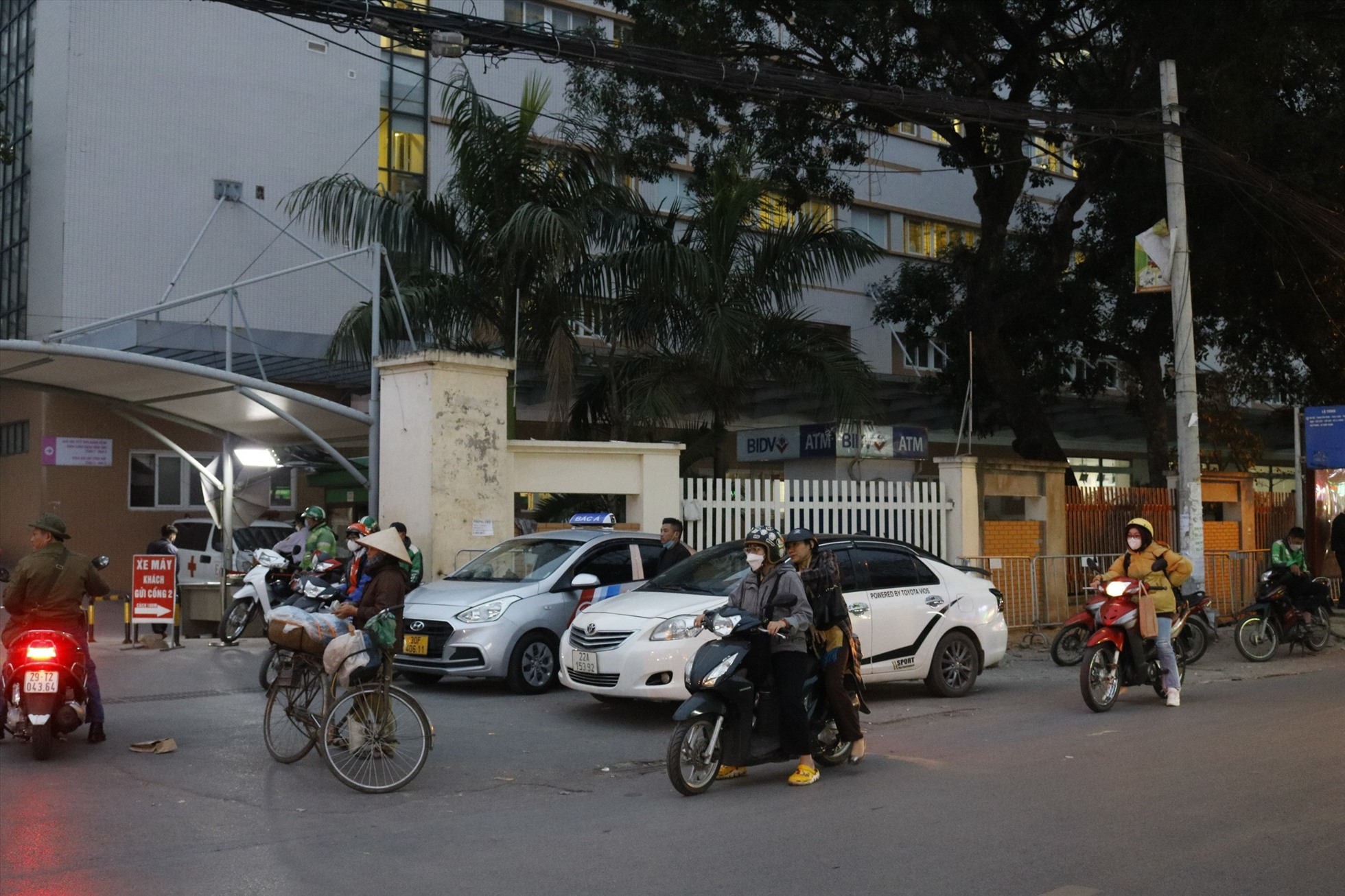 Taxi, xe ôm đỗ trước cổng Bệnh viện E cả ngày lẫn tối muộn.