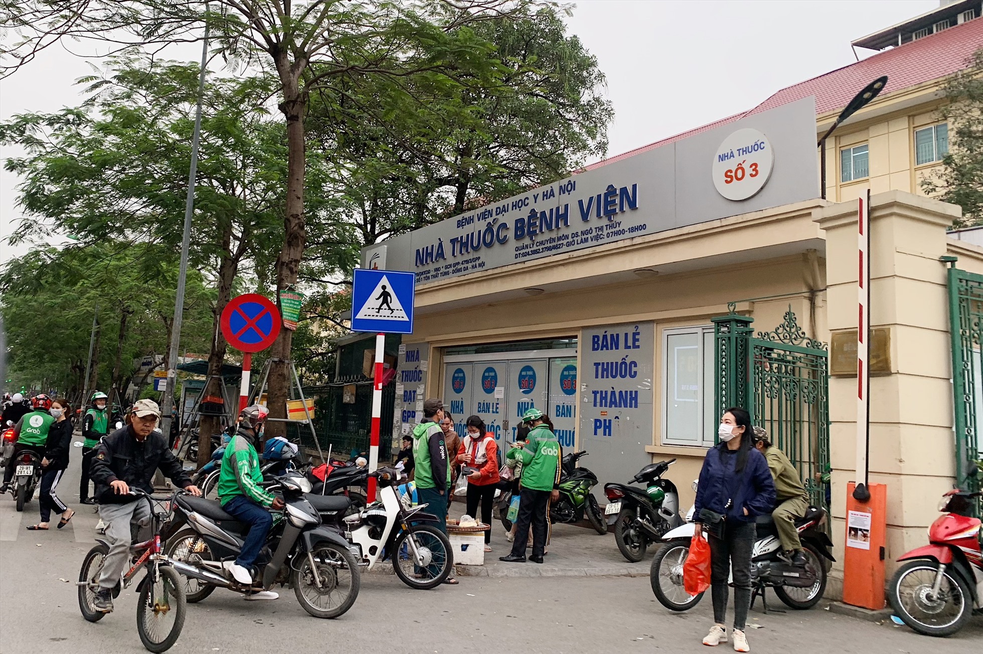 Taxi, xe ôm vây kín cổng Bệnh viện Đại học Y Hà Nội.