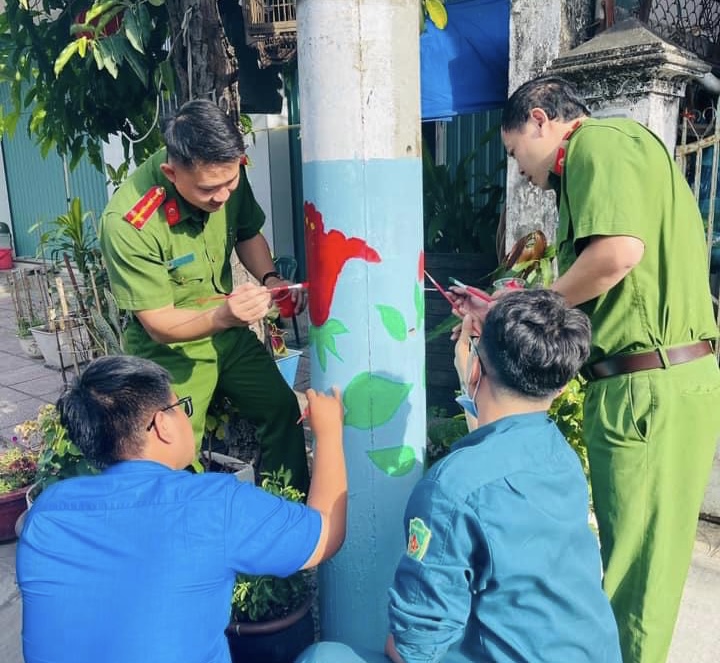 Trong khi đoàn viên các địa phương, đơn vị tô vẽ cho cột điện thêm đẹp ở Phan Thiết thì các đối tượng lại lén lút đi dán các tờ cho vay tiền góp tạo cảnh tượng nhếch nhác. Ảnh: Phạm Duy