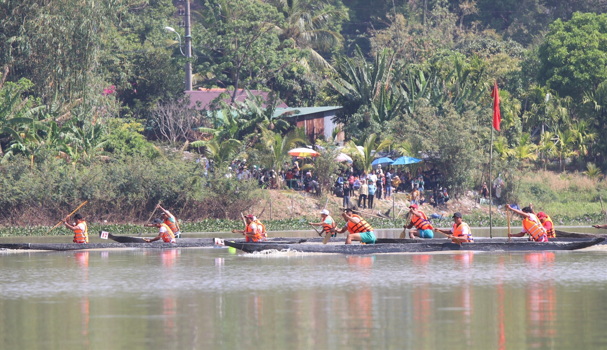 Ngay sau nghi lễ cúng hạ thủy thuyền thì chính quyền địa phương huyện Lắk tổ chức lễ đua thuyền độc mộc. Ảnh: Khánh Huyền