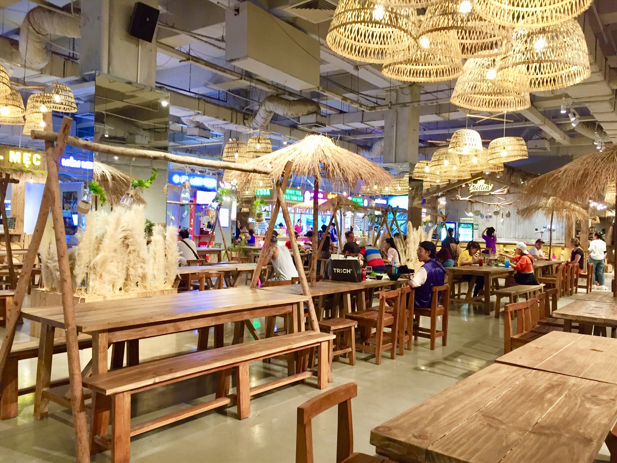 Khu Asiana Food Town có diện tích 1.500m2 tái hiện không gian văn hóa ẩm thực giúp thực khách trải nghiệm tinh hoa ẩm thực Á-Âu. Ảnh: Như Quỳnh