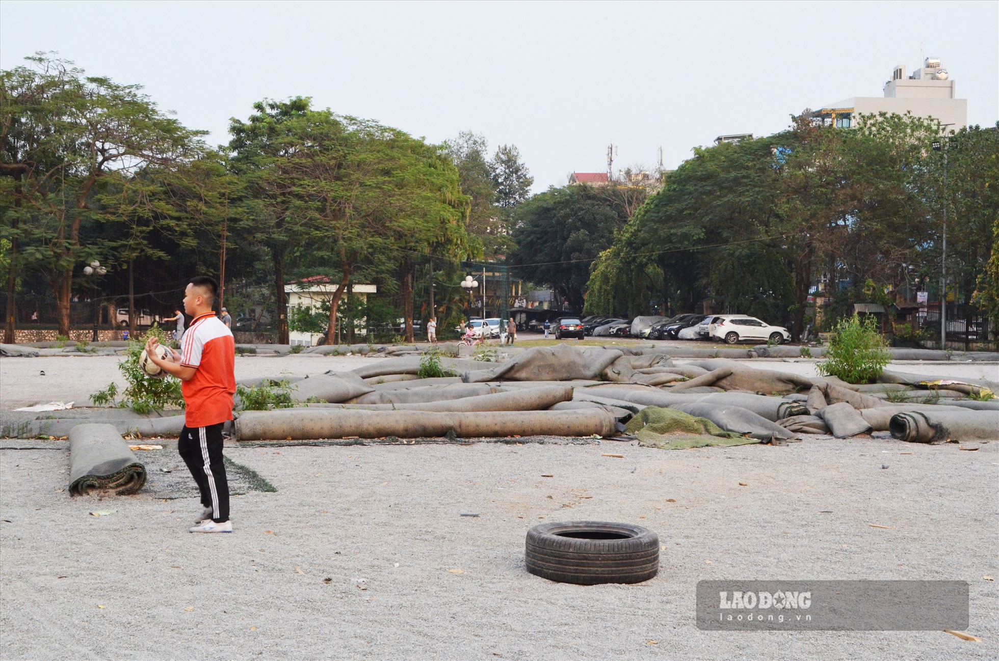 Tại khu vực sân bóng, dù đã không còn khai thác, nhưng những thảm cỏ nhân tạo vẫn vất vưởng trong công viên.