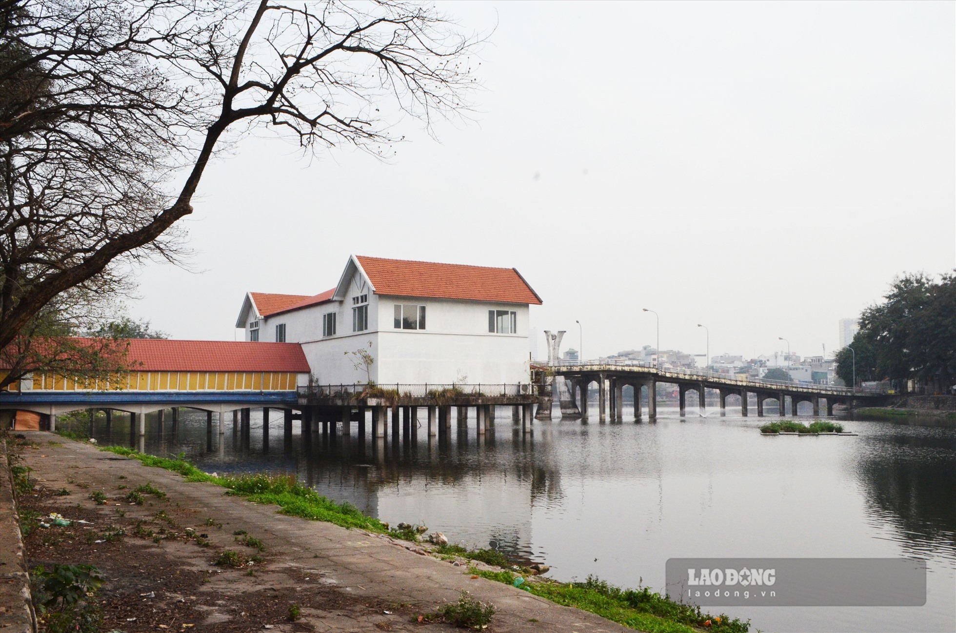 Đoạn cầu qua hồ Thanh Nhàn, nhà nổi được xây dựng kiên cố, tồn tại đã nhiều năm.