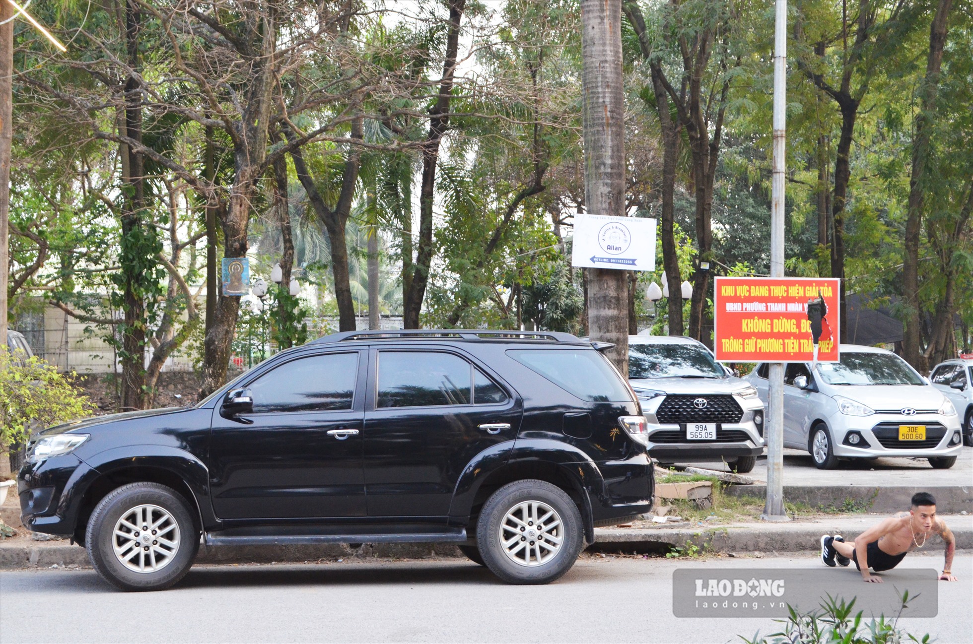 Mặc dù đã có biển cấm của UBND phường Thanh Lương, nhưng nhiều phương tiện ô tô vẫn dừng, đỗ trong công viên.