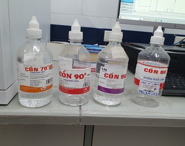 Những chai trông giống hệt cồn y tế nhưng thực chất bên trong lại chứa cồn công nghiệp methanol, khiến bệnh nhân ngộ độc nặng. Nguồn ảnh: Bệnh viện Bạch Mai