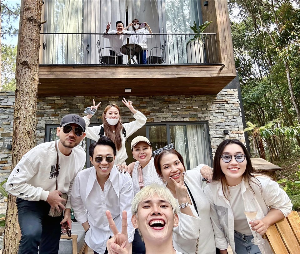 Cả nhóm nghỉ tại một căn villa riêng tại khu nghỉ dưỡng giữa rừng thông mang tên Mơ Stay, nằm gần đường Hoa Hồng, Đà Lạt.