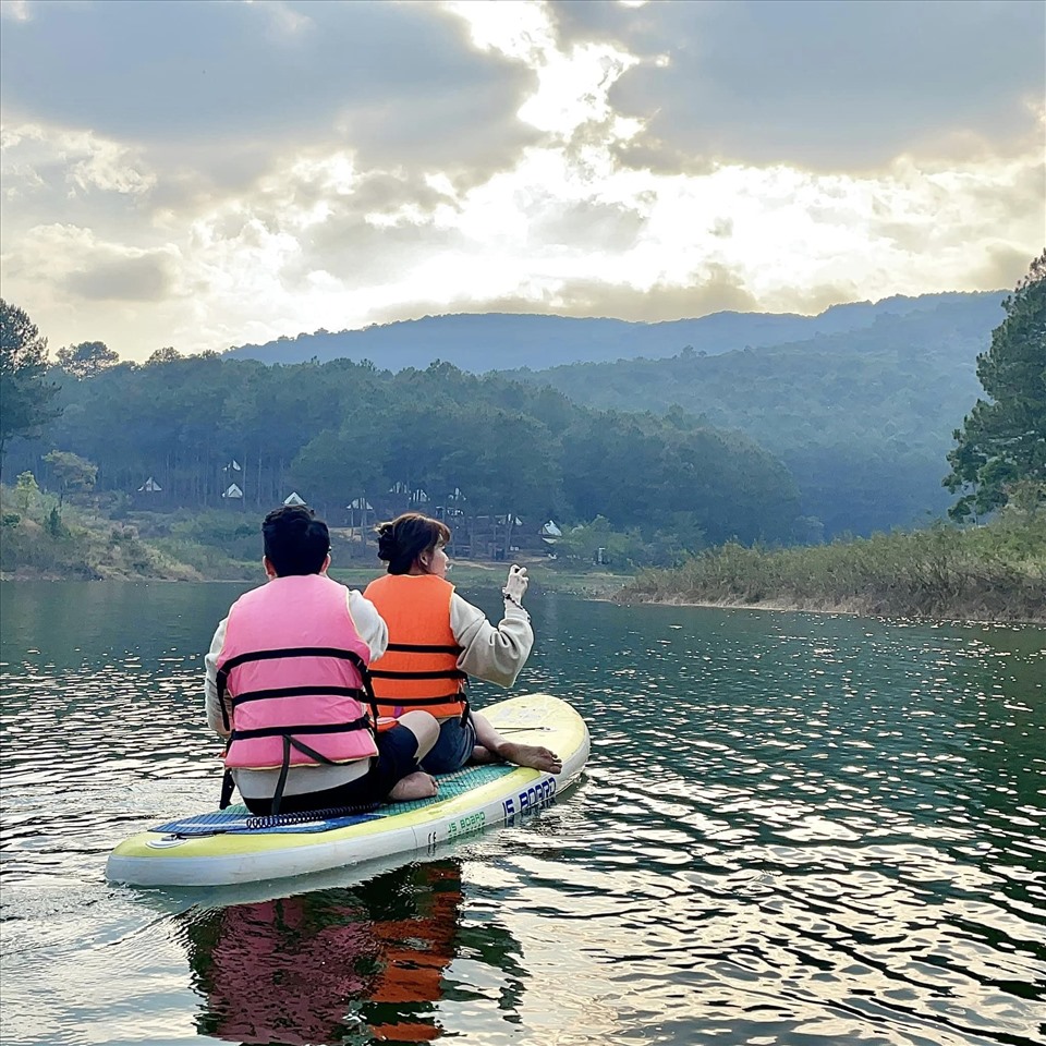 Chèo thuyền kayak vào bất kỳ lúc nào trong ngày đều khiến du khách cảm thấy thoải mái, thư thái. Tuy nhiên, nhiều người chọn đến đây vào lúc sáng sớm hoặc xế chiều để được ngắm cảnh bình minh và hoàng hôn trên mặt hồ Lâm Tuyền.