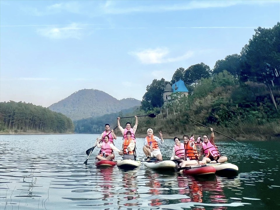 Chèo thuyền kayak là hoạt động không còn mới lạ với du khách khi đến du lịch hồ Lâm Tuyền.
