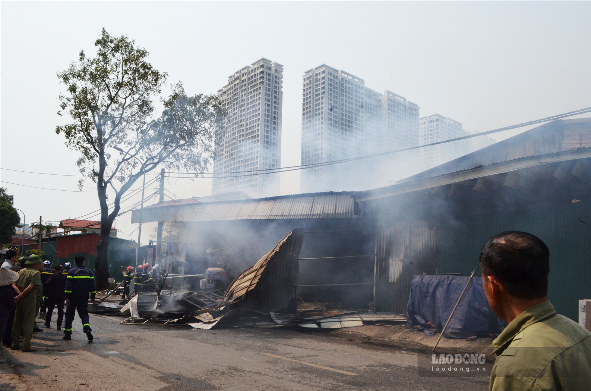 Thông tin ban đầu, khoảng hơn 12h trưa ngày 14.3, ngọn lửa bất ngờ bùng phát tại một xưởng gỗ trên đường Hữu Hưng, phường Tây Mỗ (Nam Từ Liêm, TP Hà Nội), cạnh một cây xăng Petrolimex.