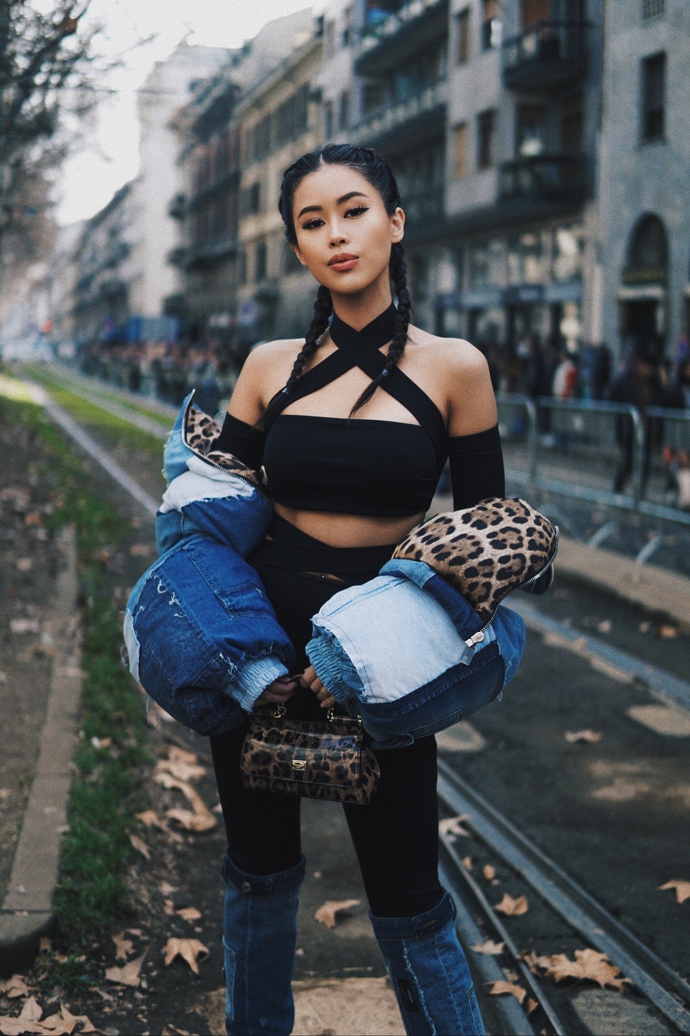 Là một người trẻ có sức ảnh hưởng lớn đối với giới trẻ Việt, cũng là người điều hành Đế chế xa xỉ phẩm DAFC, Tiên Nguyễn có mối quan hệ thân thiết với nhiều thương hiệu cao cấp, trong số đó có ông chủ của Dolce&Gabbana. Cô cũng thường xuyên có mặt tại những buổi private party của thương hiệu.