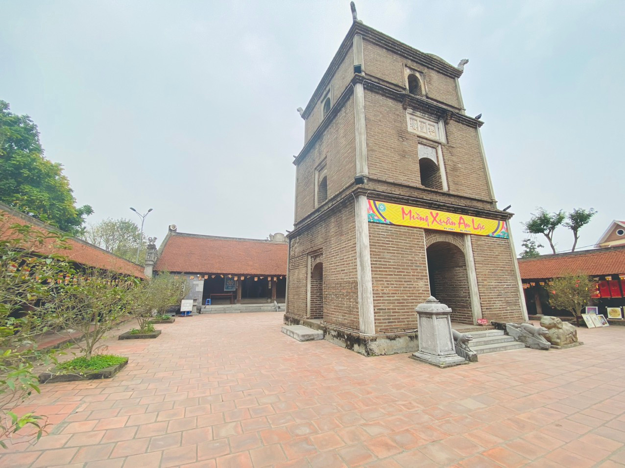 Quang cảnh chùa Dâu khi bước từ cửa vào.
