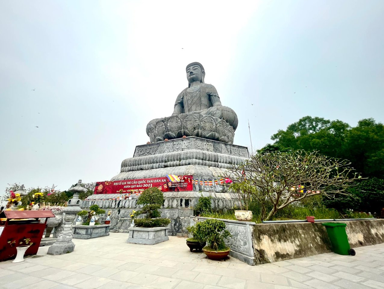 Lối dẫn lên gian chính ở chùa Phật Tích.