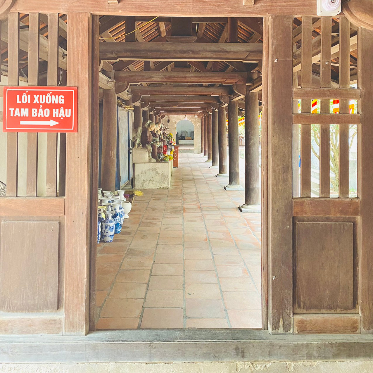 Dãy hành lang phía sau chùa Dâu, nơi thờ 18 vị La Hán.