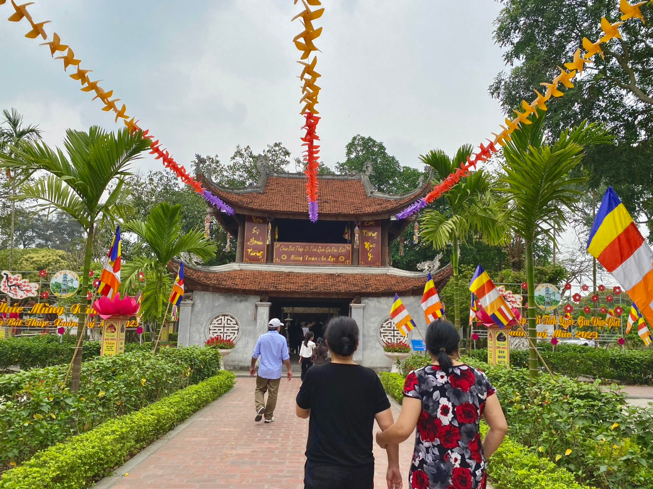Lối vào chùa Bút Tháp.