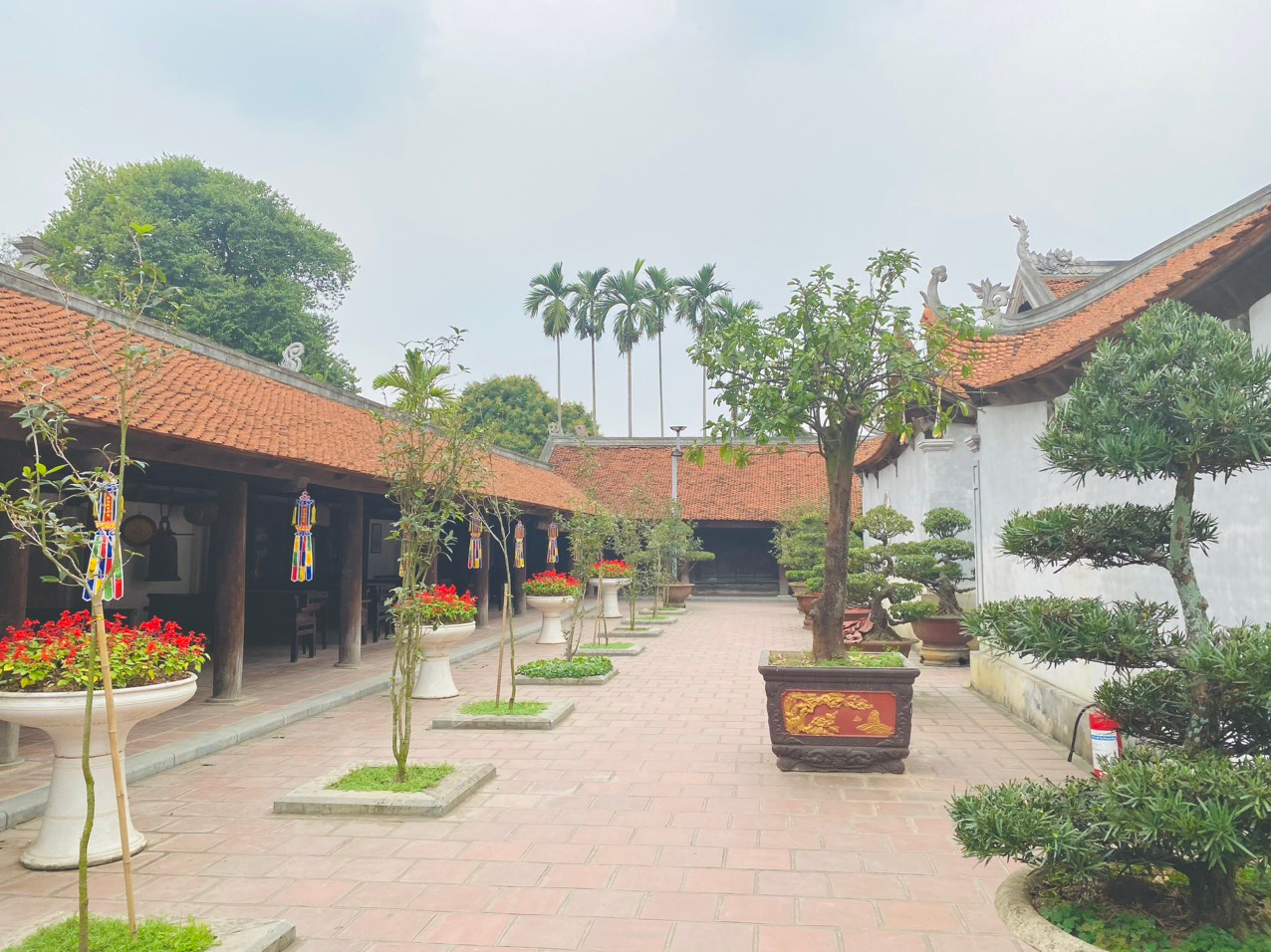 Những khoảng sân rộng là điểm đặc trưng trong lối kiến trúc của chùa Bút Tháp.