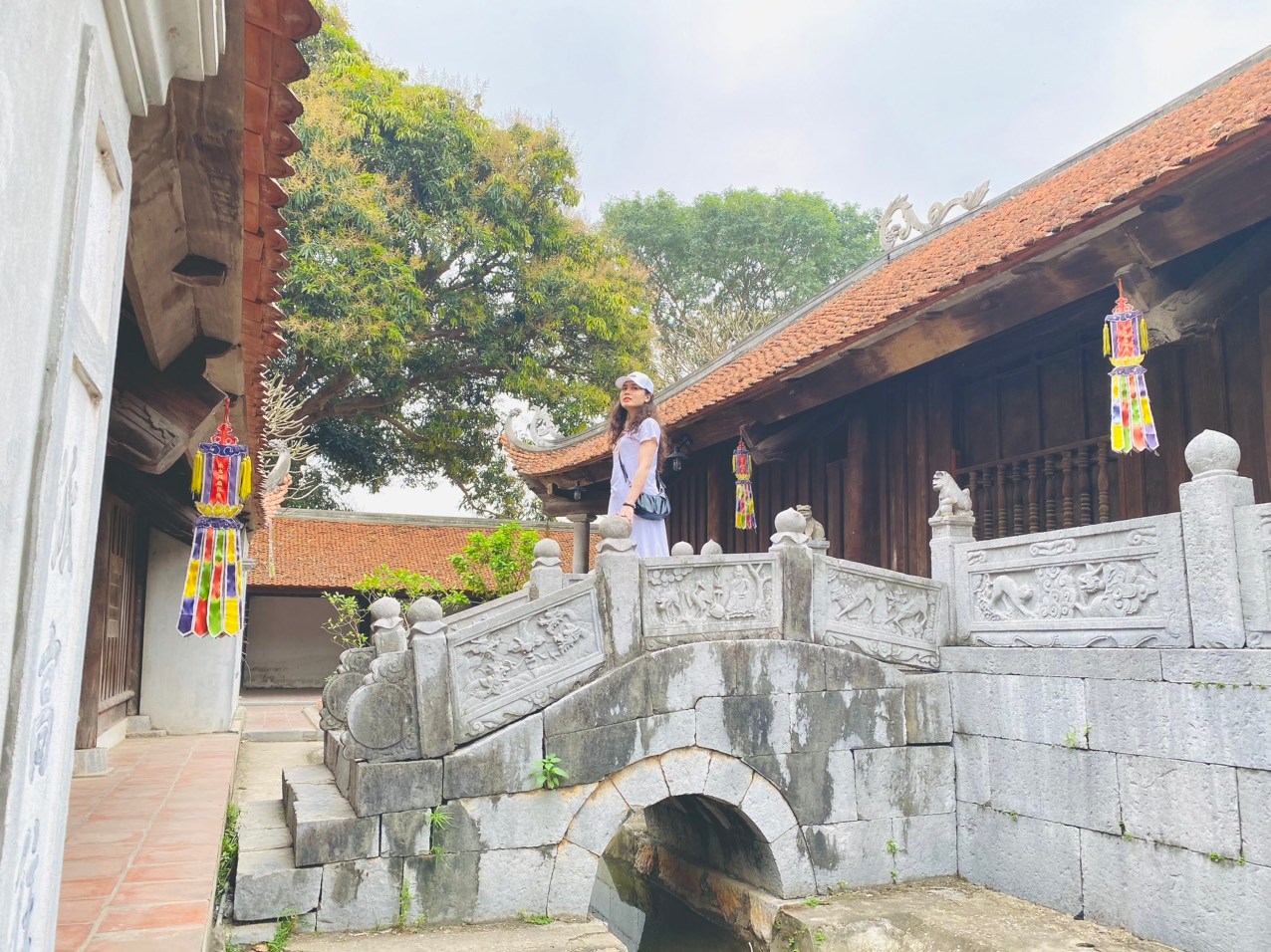 Chiếc cầu đá bắc từ thềm Thượng điện qua một hồ sen nhỏ để xuống Tích thiện am.