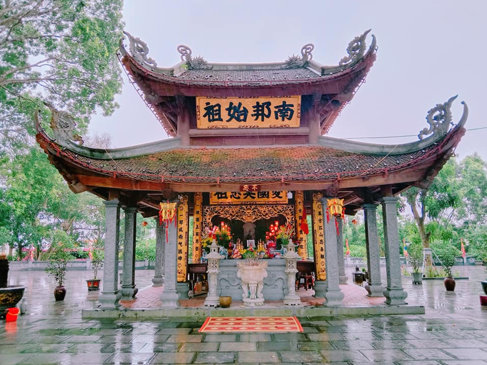Khu lăng mộ và đền thờ Kinh Dương Vương, nằm trong cụm di tích Kinh Dương Vương.