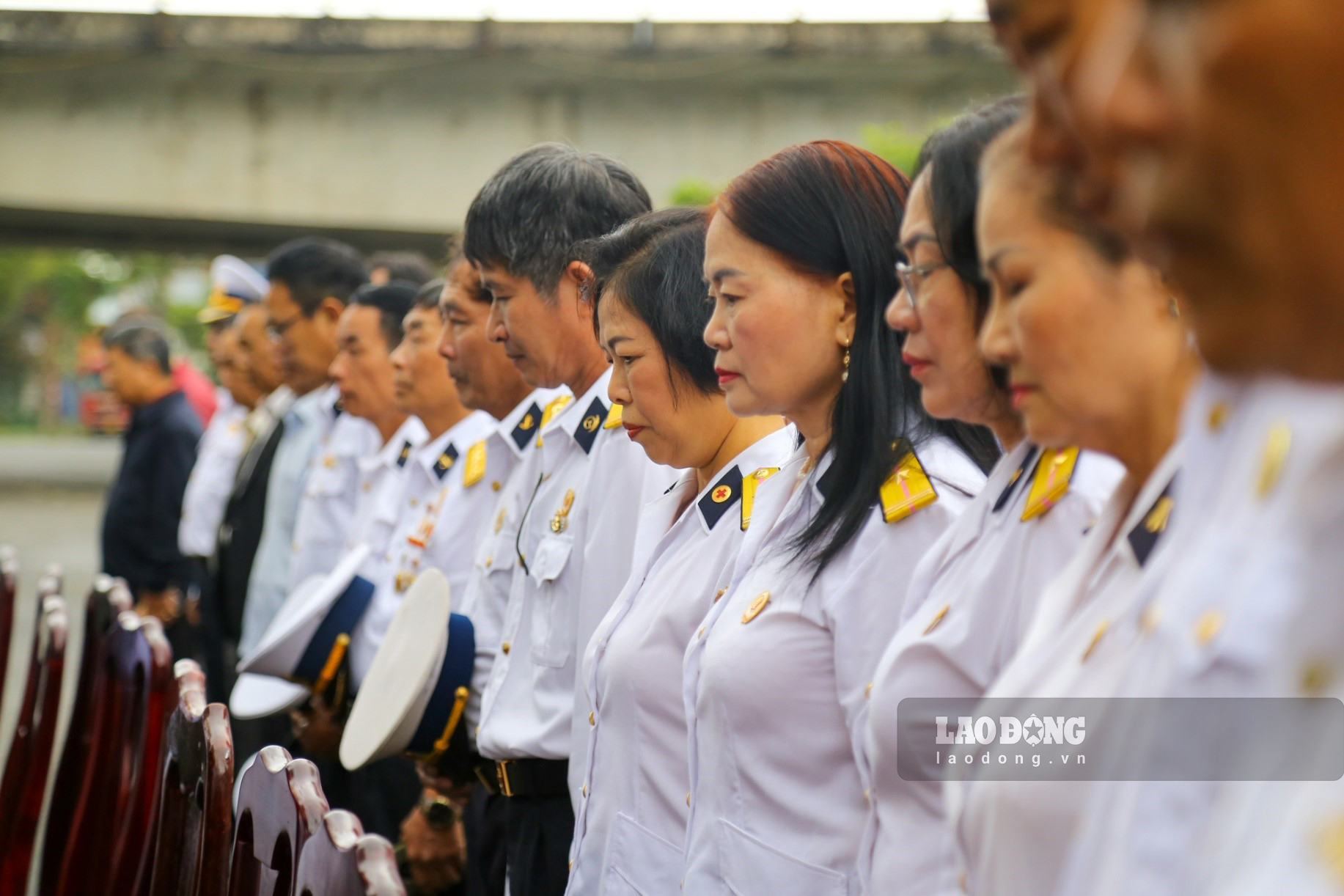 Buổi lễ tưởng niệm với sự tham dự của các người thân, đồng đội 9 liệt sĩ Gạc Ma ở Đà Nẵng. Họ cùng nhau có mặt để tưởng niệm 64 liệt sĩ đã anh dũng hi sinh vì chủ quyền biển đảo Tổ quốc thiêng liêng.
