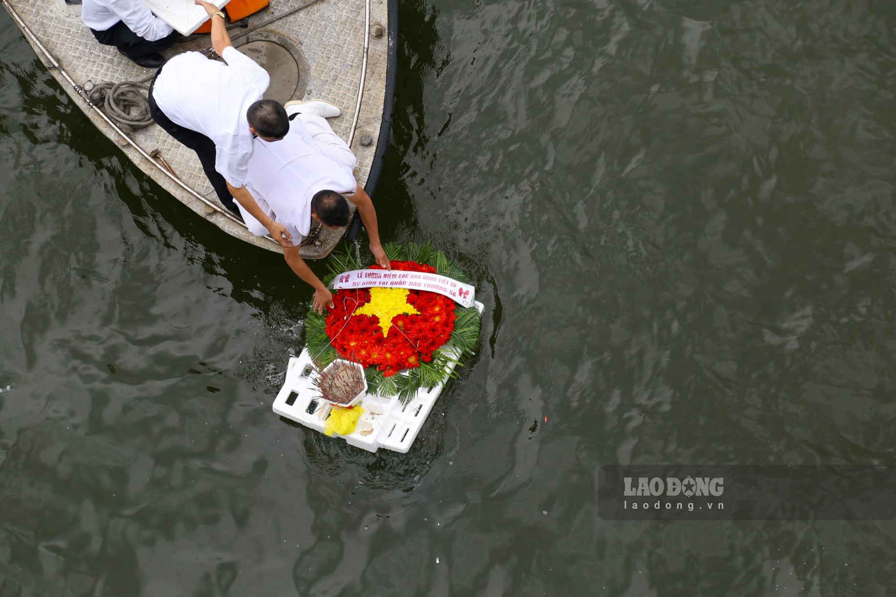 Vòng hoa sau đó được thả trôi, để tưởng nhớ hương linh các liệt sĩ đã hi sinh vì bảo vệ chủ quyền biển đảo.