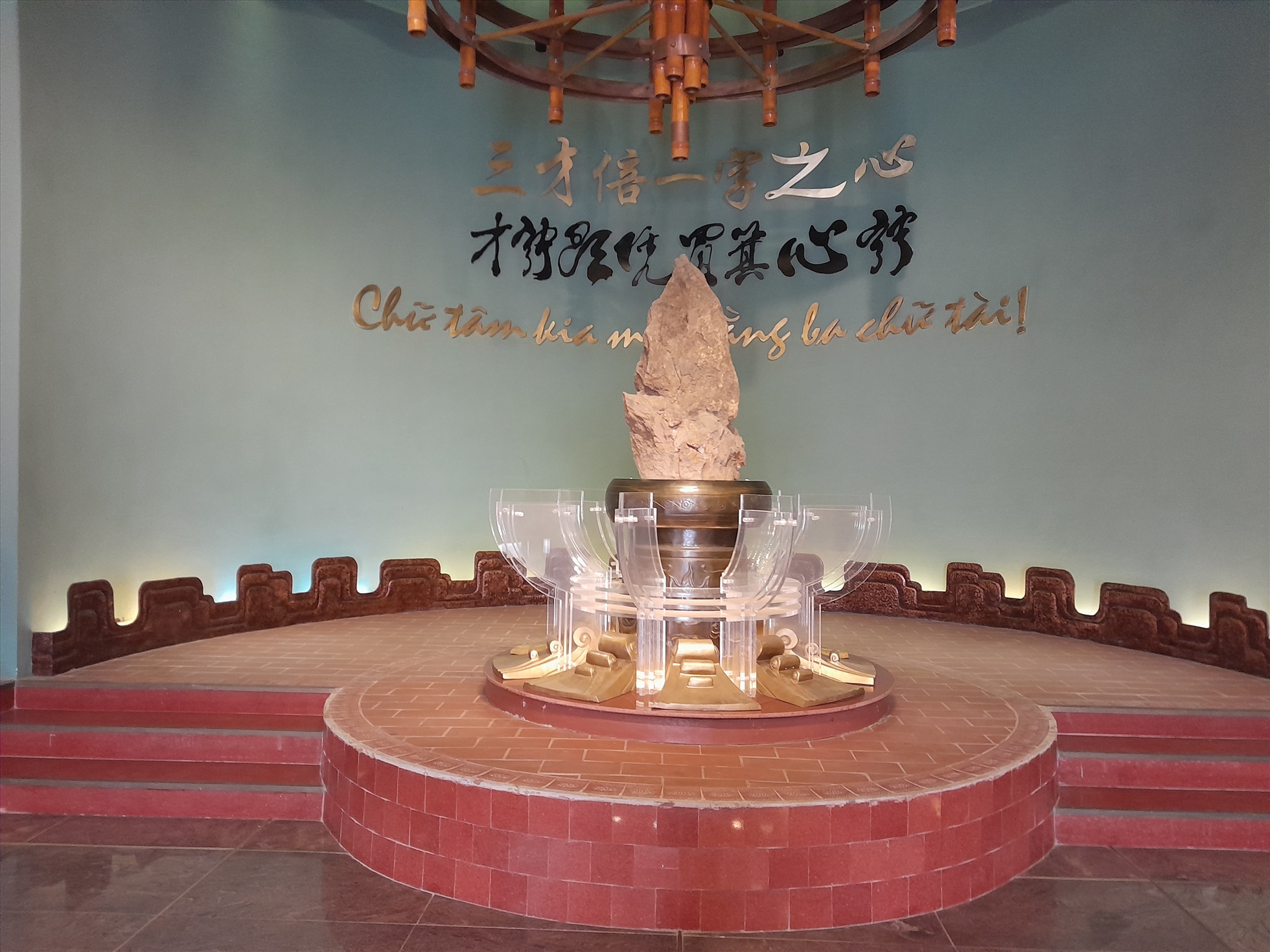 Hòn đà hình ngọn bút với câu Kiều “Chữ Tâm kia mới bằng ba chữ Tài” gây ấn tượng ngay khi bước vào trung tâm bảo tàng.