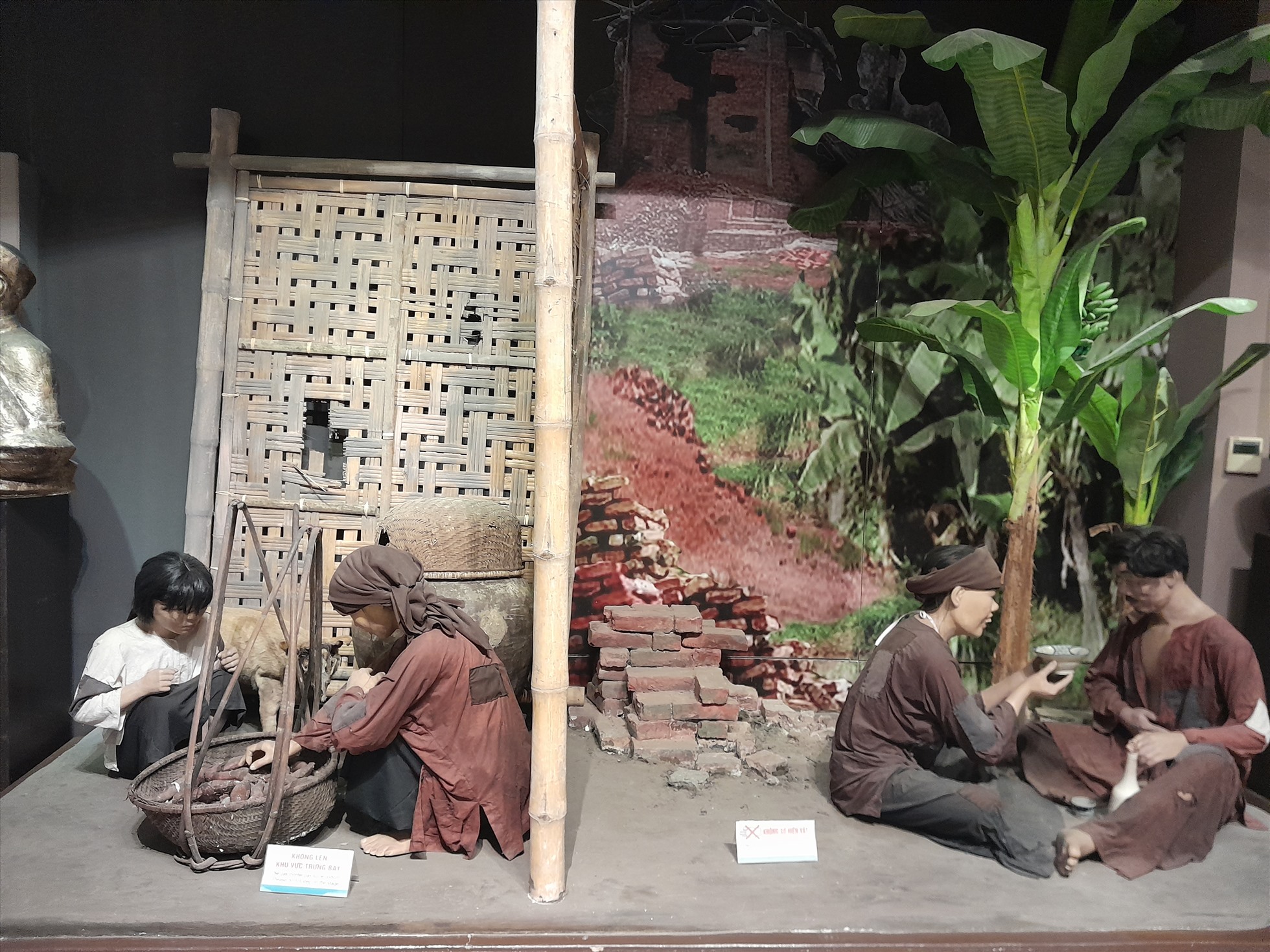 Những bối cảnh kinh điển trong tác phẩm Tắt đèn của nhà văn Ngô Tất Tố và Chí Phèo của nhà văn Nam Cao được dựng lại.