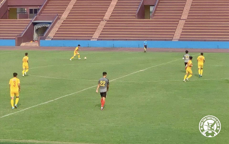 U23 Việt Nam (áo vàng) thi đấu giao hữu với câu lạc bộ Phú Thọ. Ảnh: CLB Phú Thọ