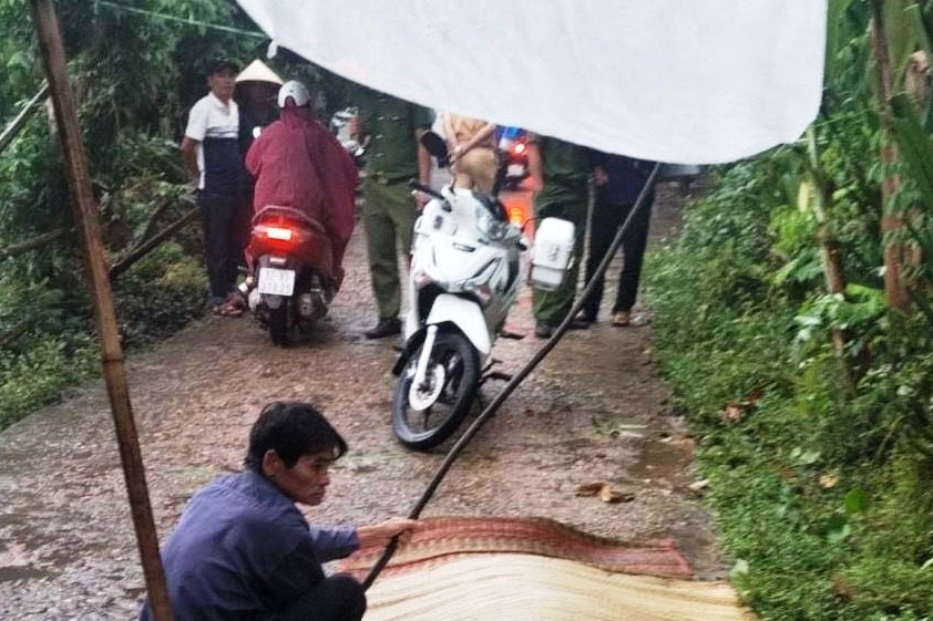 Hiện trường vụ va chạm giữa xe máy và người đi đường làm 1 người chết ở Núi Thành, Quảng Nam. Ảnh Công an Núi Thành.