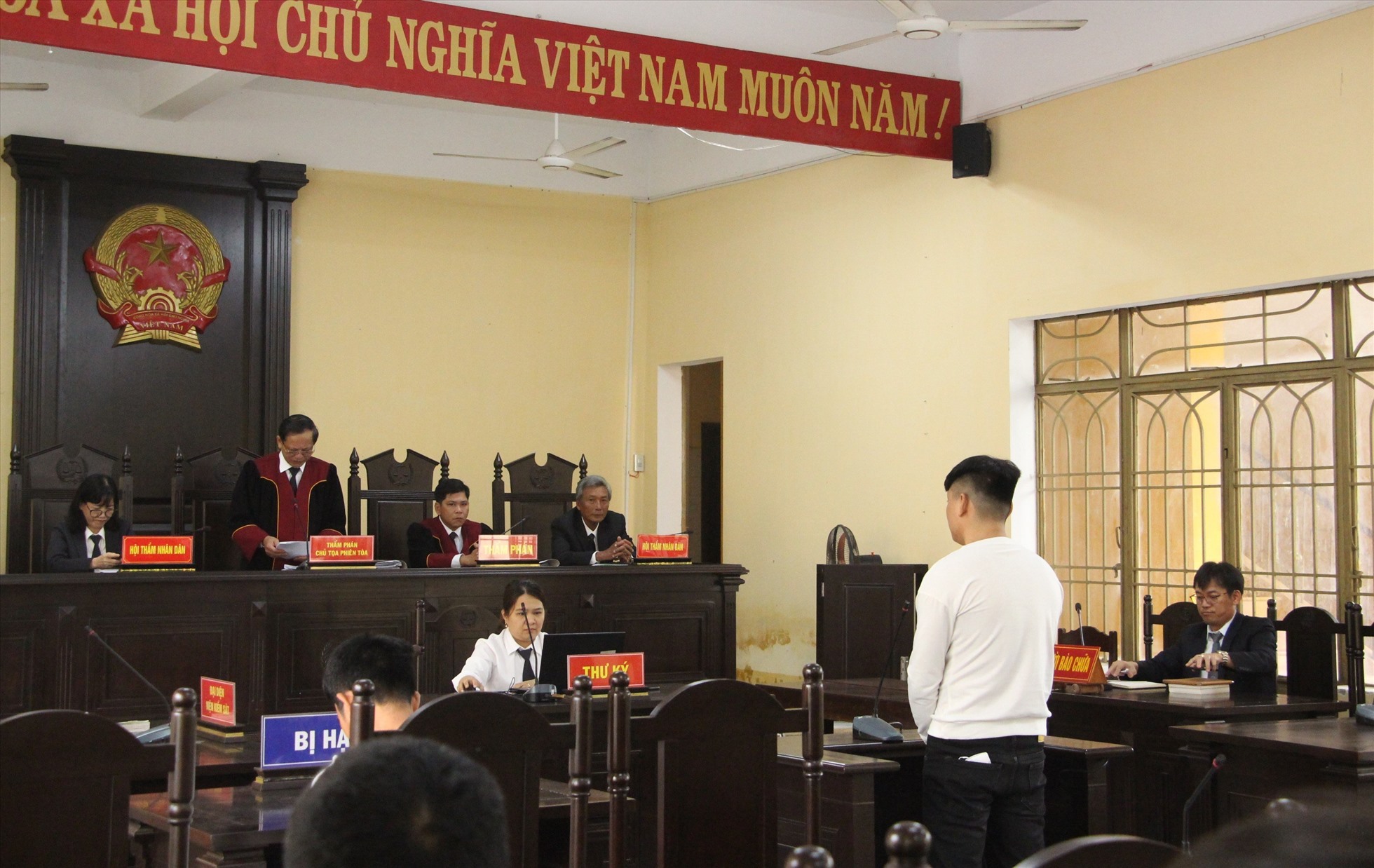 Phiên tòa xét xử sơ thẩm Nguyễn Hồng Bôn về tội “Giết người“. Ảnh Hoàng Bin
