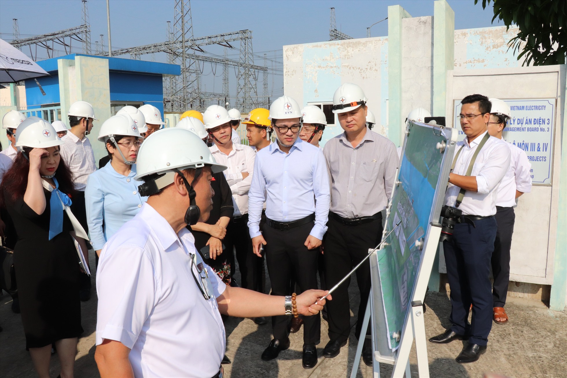 Đoàn giám sát khảo sát thực tế việc triển khai thực hiện các dự án Nhà máy nhiệt điện tại trung tâm điện lực Ô Môn.  Ảnh: Phong Linh