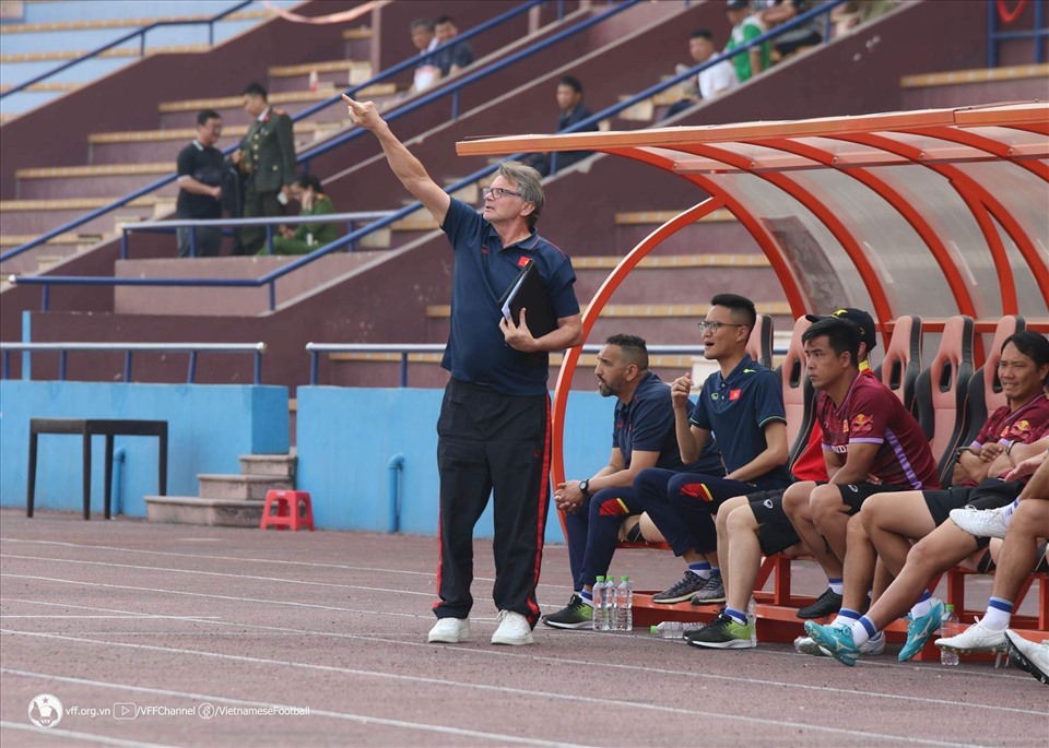Huấn luyện viên Troussier hẳn nhiên sẽ có nhiều sự điều chỉnh sau trận đấu giao hữu đầu tiên của U23 Việt Nam. Ảnh: VFF