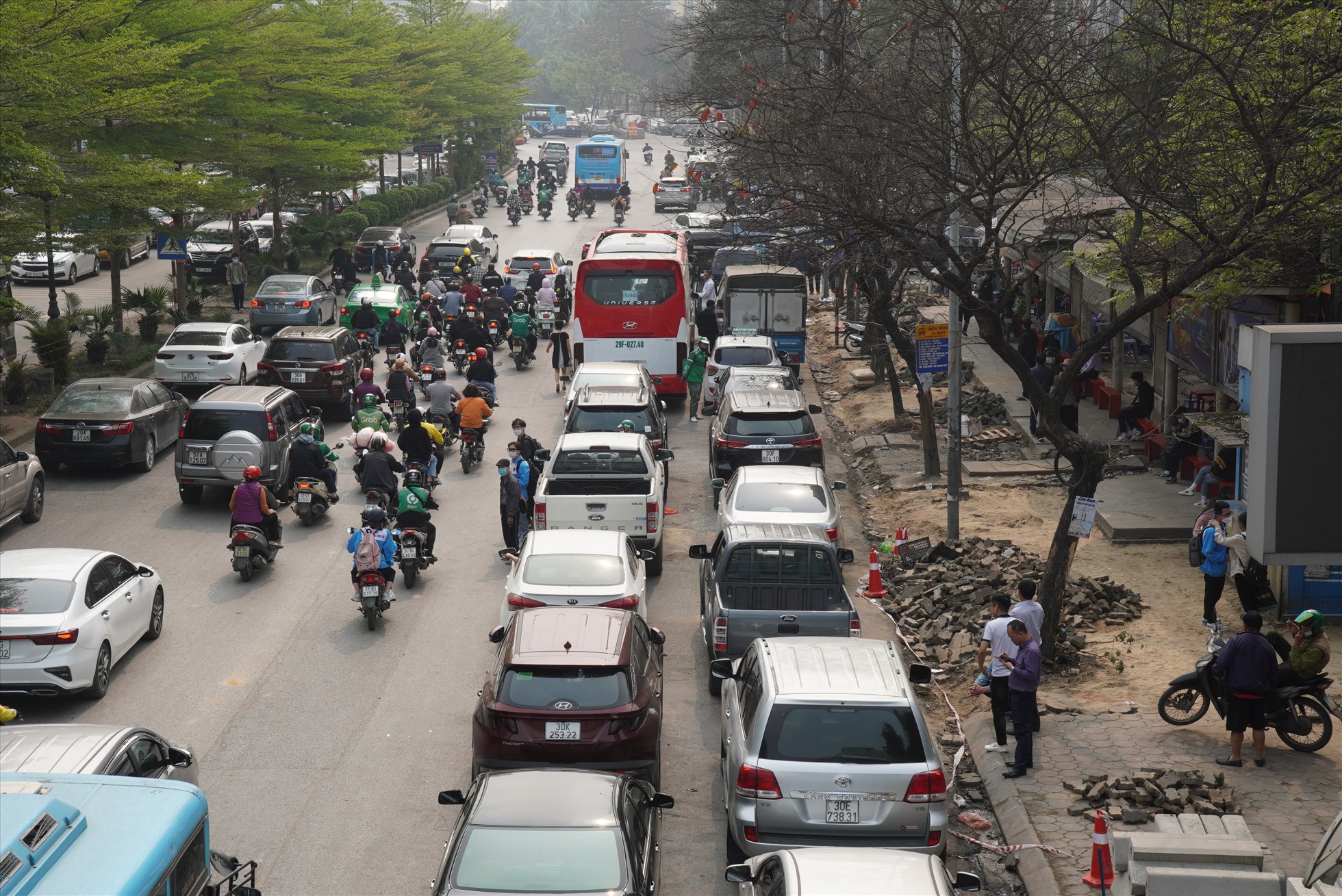 Hàng loạt ôtô xếp hàng chờ đăng kiểm ở Hà Nội. Ảnh: Hữu Chánh