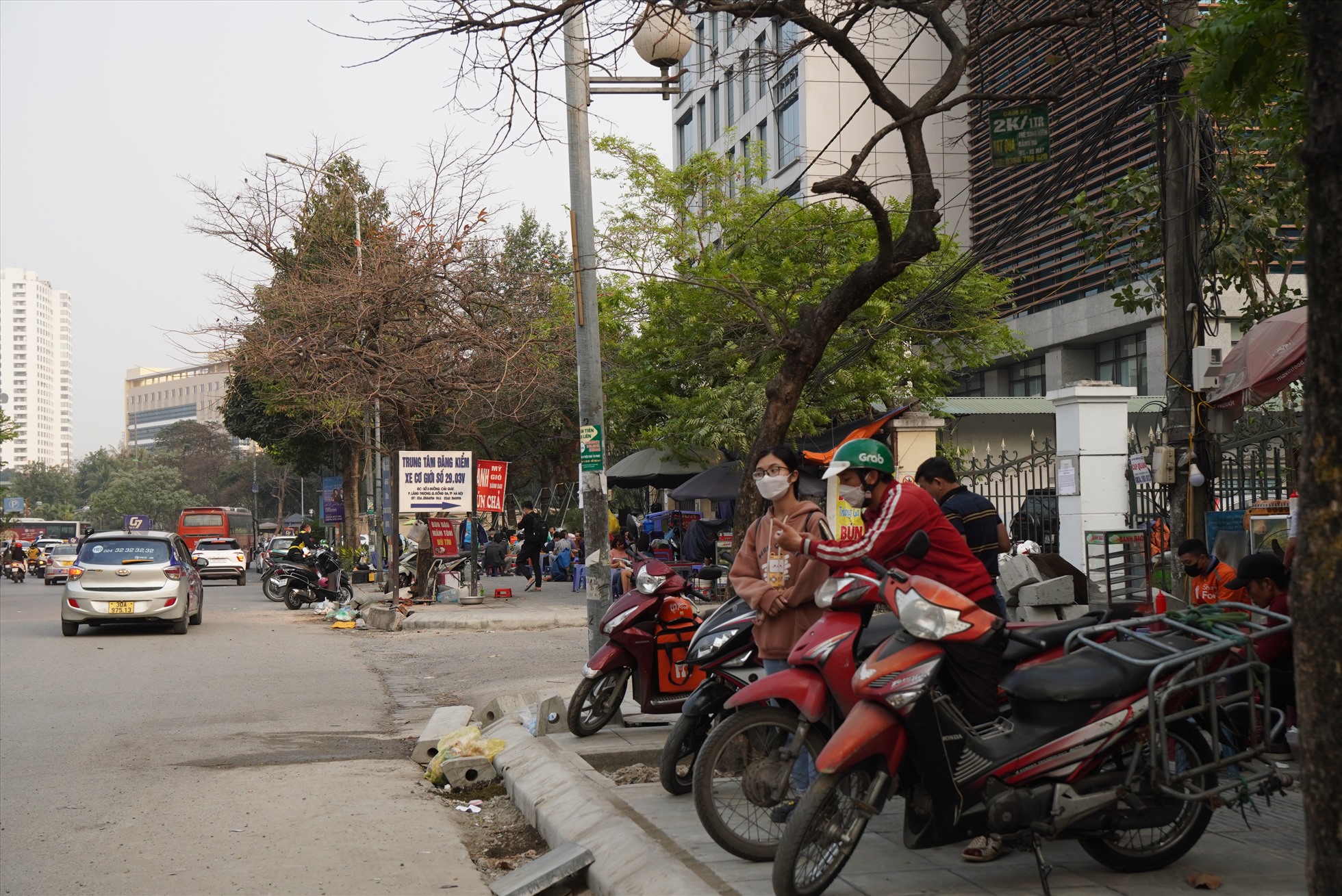 Hiện không còn tình trạng phương tiện xếp thành hàng dài tại nhiều trạm đăng kiểm ở Hà Nội. Ảnh: Hữu Chánh
