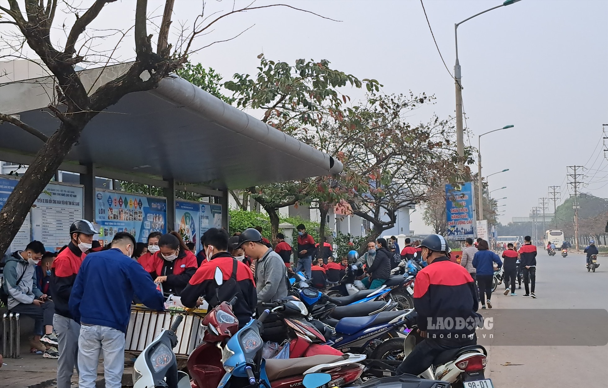 Việc bán hàng rong tại các tuyến đường chuyên dùng và cổng ra vào các công ty trong khu công nghiệp (KCN) Quang Châu, Vân Trung (Việt Yên) diễn ra từ nhiều năm nay gây mất an toàn giao thông và an ninh trật tự.