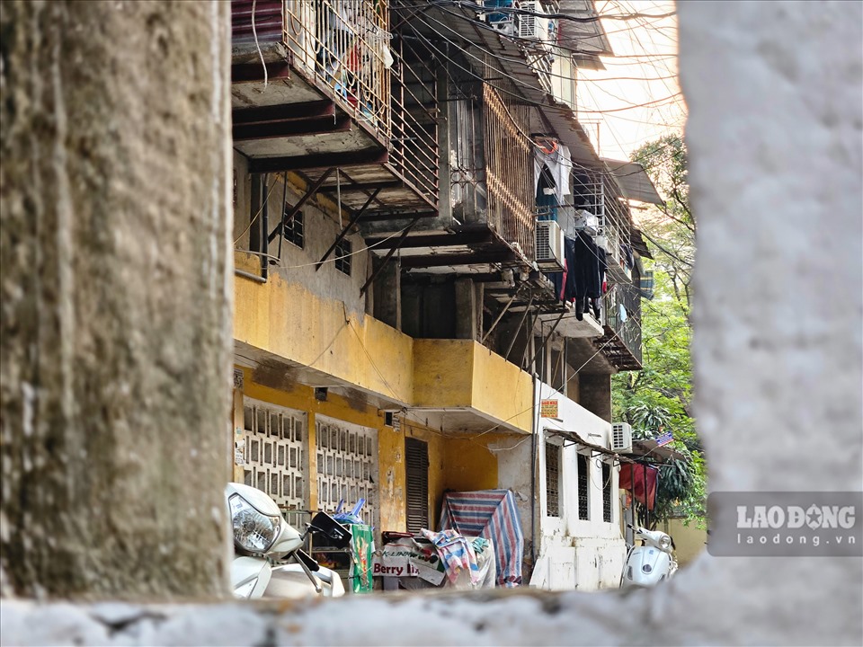 Thực trạng nhà tập thể cũ xuống cấp ở Hà Nội đã được đề cập, phản ánh rất nhiều. Song, vì nhiều lý do, việc cải tạo những căn nhà này vẫn gặp quá nhiều khó khăn, thách thức.