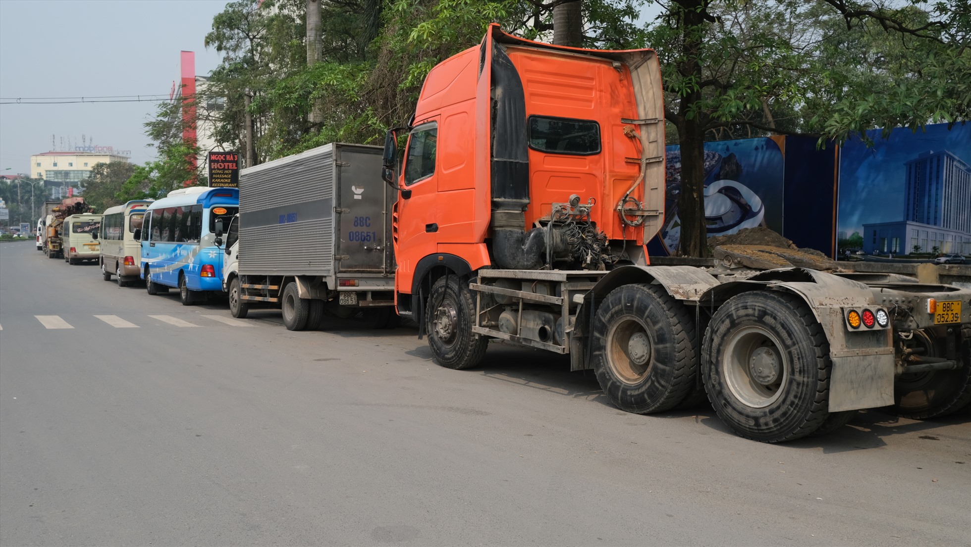 Nhiều tuyến đường khu vực gần các trung tâm đăng kiểm trên địa bàn Vĩnh Phúc, cảnh tượng quen thuộc khoảng nửa tháng nay là dãy xe nối đuôi nhau dài hàng trăm mét cả ngày lẫn đêm chờ làm thủ tục đăng kiểm.