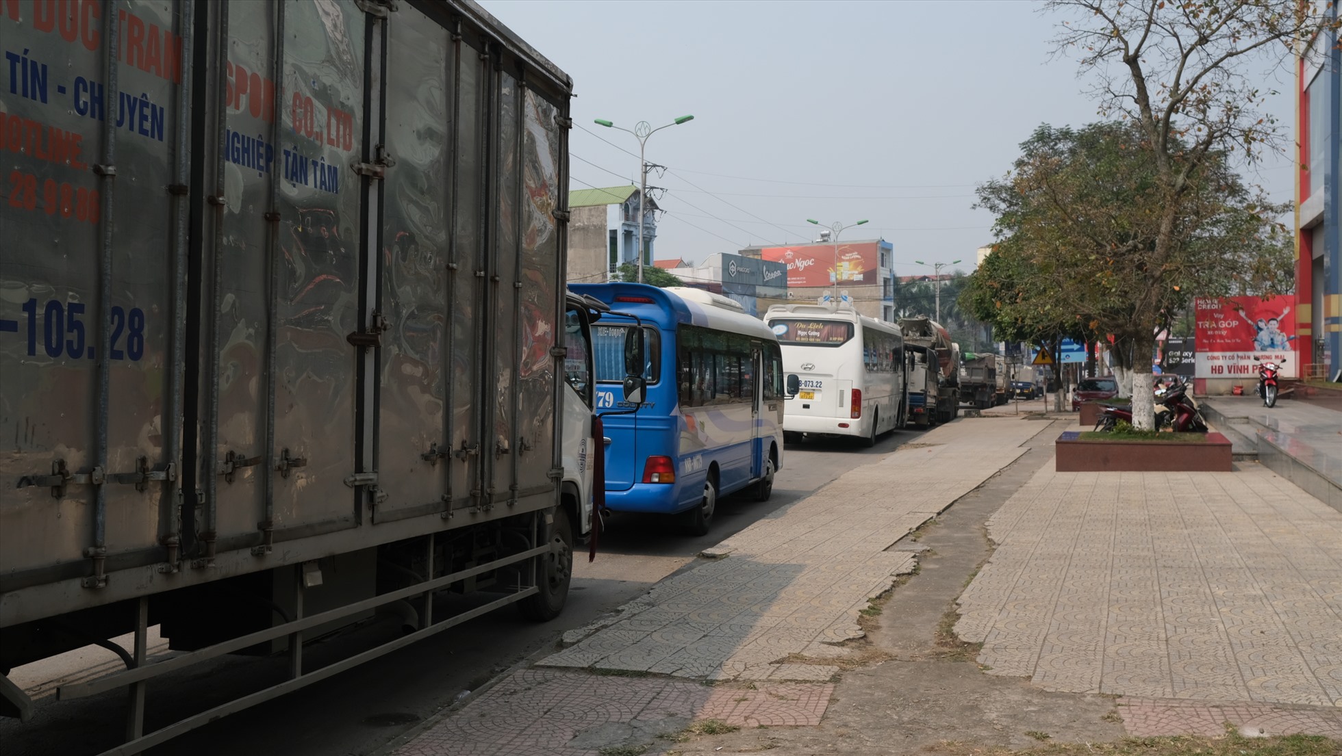 Hàng trăm xe đến từ nhiều tỉnh, thành xếp hàng dài từ cổng Trung tâm đăng kiểm ở Vĩnh Phúc chờ “khám xe“.