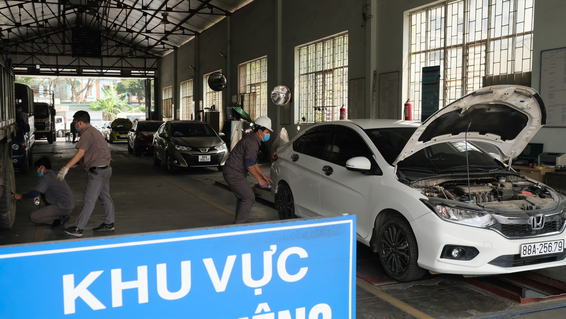 Hiện tại các đăng kiểm viên làm việc hết công suất, tăng ca tăng giờ làm (thậm chí không ngày nghỉ) vẫn không phục xuể nhu cầu đăng kiểm xe của người dân.