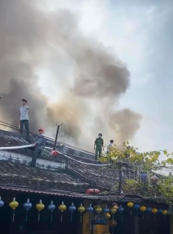 Đám cháy bất ngờ bùng lên ở một ngôi nhà bán đồ lưu niệm tại Hội An. Ảnh Hoàng Bin