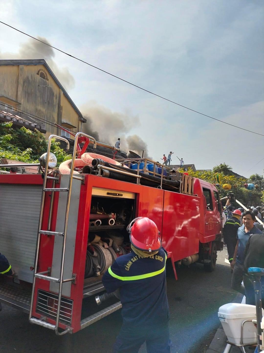 4 xe cứu hộ được điều đến dập tắt đám cháy. Ảnh Hoàng Bin