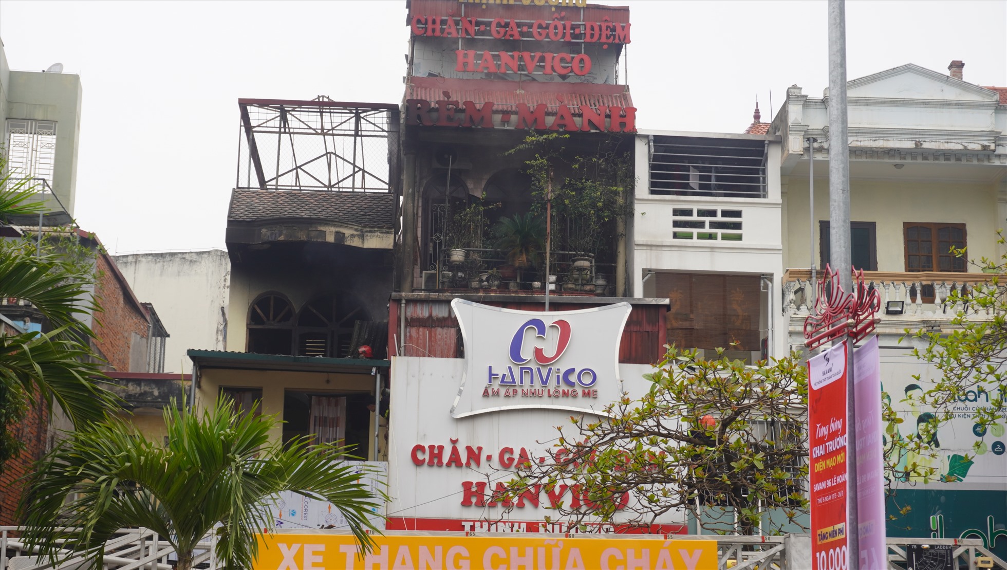 Hiện trường vụ cháy 2 căn nhà trên phố Trần Phú, phường Điện Biên (TP. Thanh Hóa). Ảnh: Quách Du