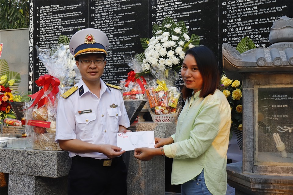 Quỹ XHTT Tấm lòng Vàng trao quà cho thân nhân liệt sĩ Gạc Ma Nguyễn Mậu Phong. Ảnh: Hữu Long