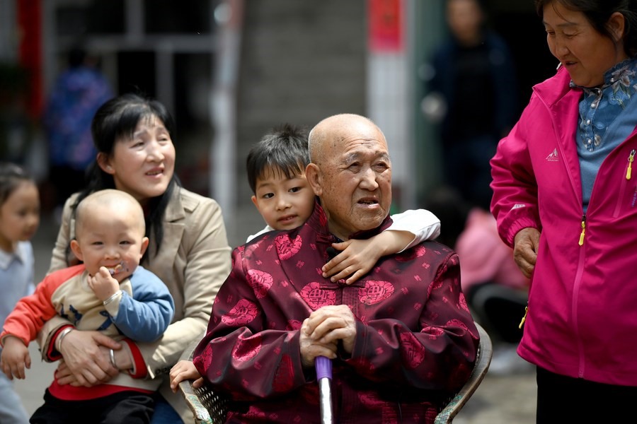 Một cụ bà nghỉ ngơi cùng gia đình mình tại làng Xuejiawan, huyện Liulin, thành phố Lyuliang, tỉnh Sơn Tây, Trung Quốc. Ảnh: Xinhua
