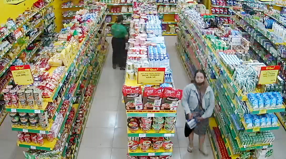 Hình ảnh camera ghi nhận Trần Ngân Quỳnh Hân thực hiện trộm cắp tại cửa hàng Bách hoá xanh. Ảnh: Vũ Tiến