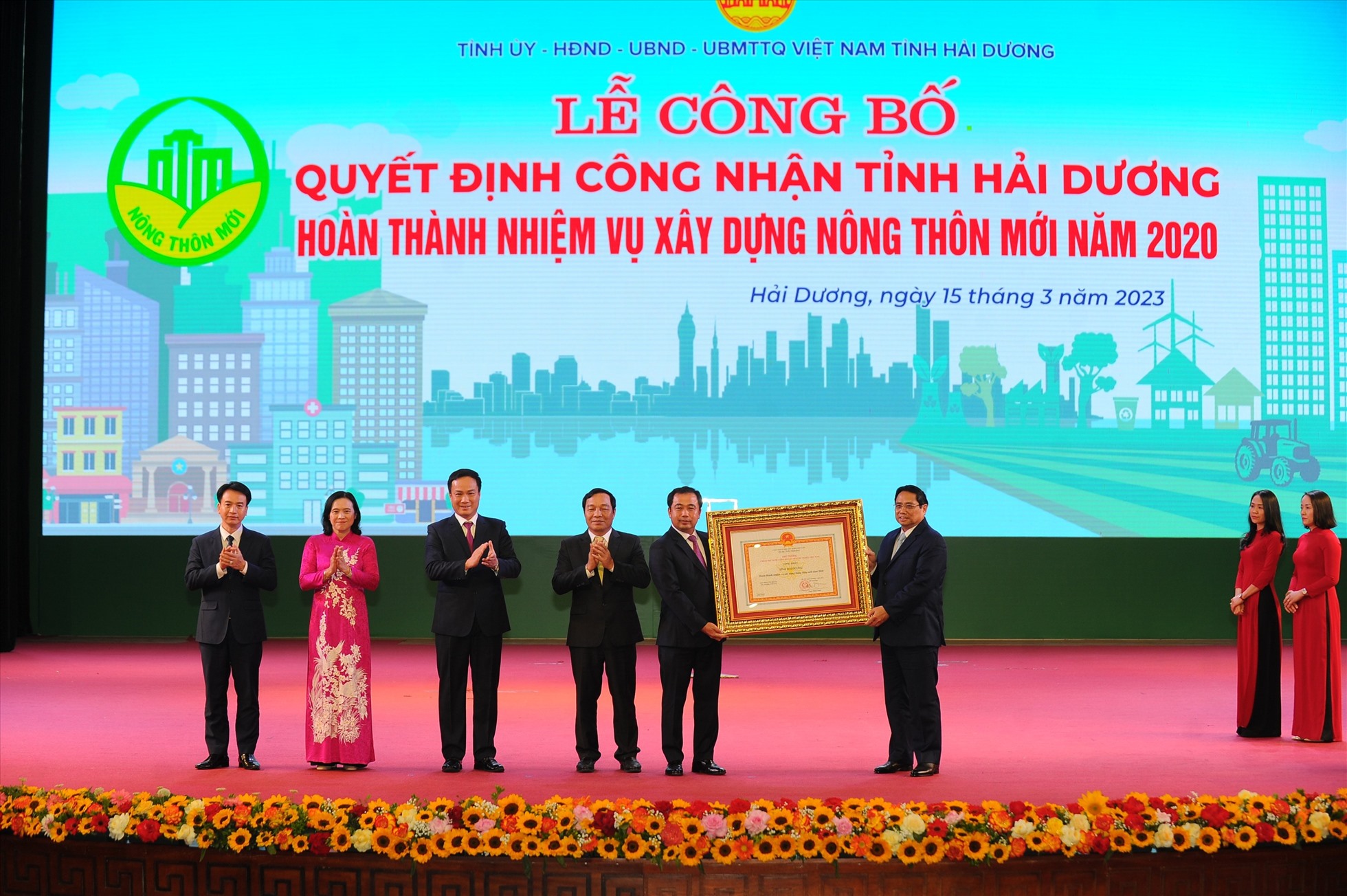 Thủ tướng Phạm Minh Chính trao Quyết định công nhận tỉnh Hải Dương hoàn thành nhiệm vụ xây dựng nông thôn mới. Ảnh: Mạnh Thắng